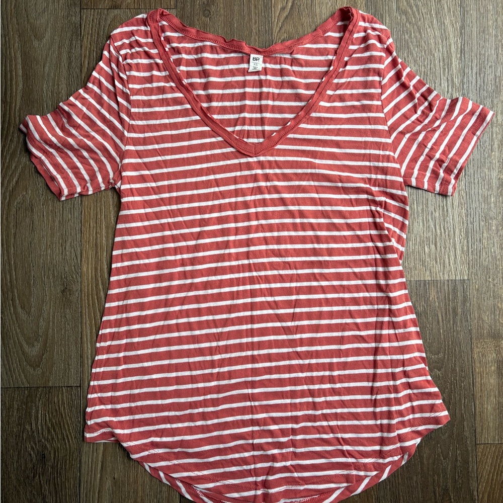 🦄10/$10 BP Red and White Striped V-Neck Tee